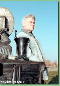 Jan Stroop kijkt uit over den Hollandsche Polder, bij het monumentje voor Carry van Bruggen te Zaandam.